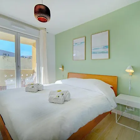 Immogroom- Renovated- Large Terrace- Ac- Shops- Parking *